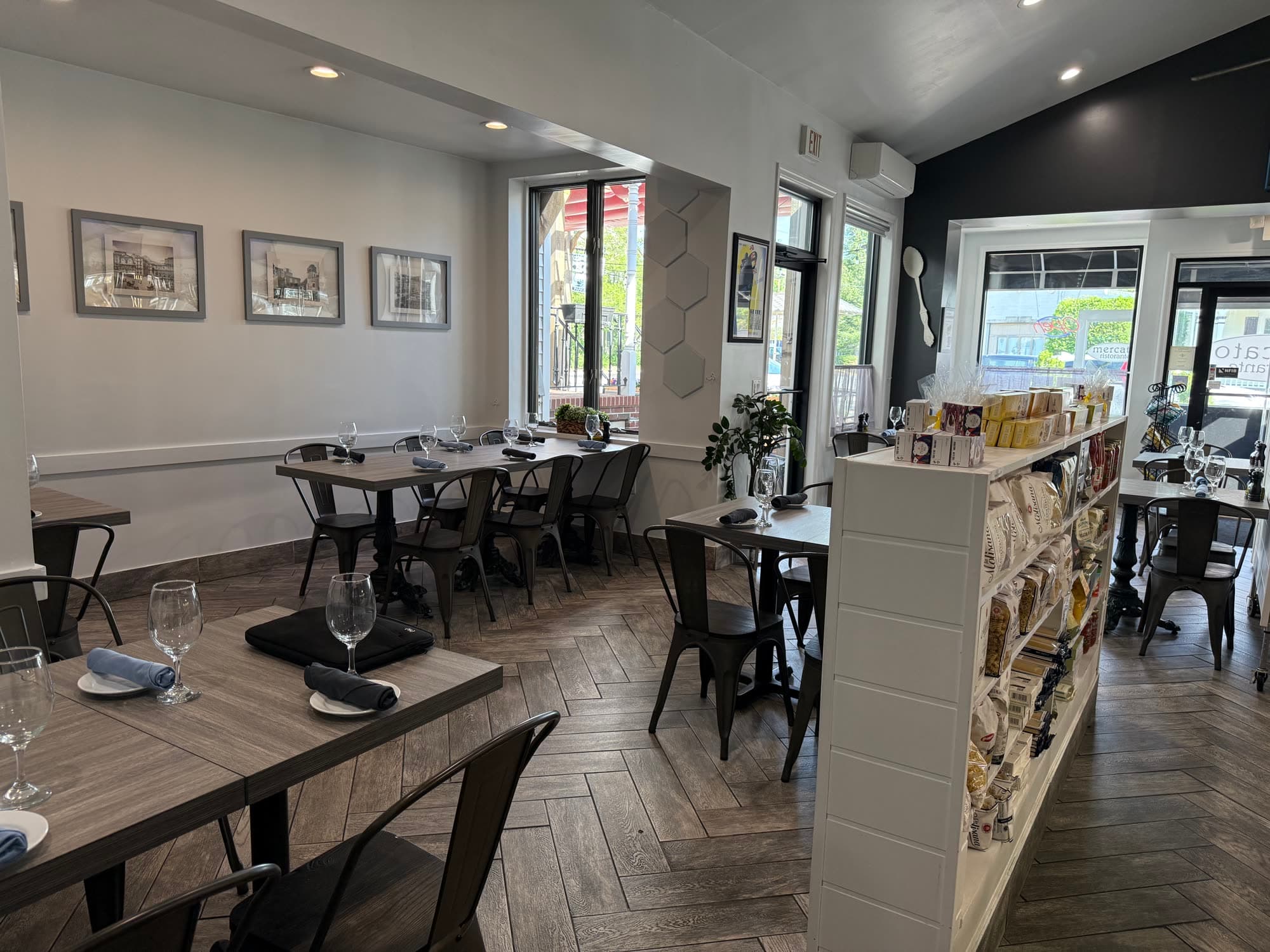Inside Mercato Ristorante